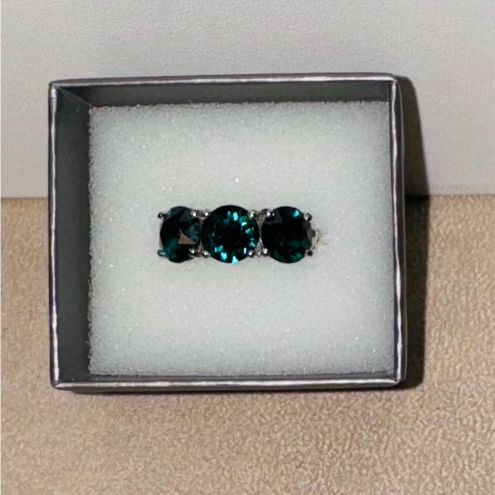 💚💚 Trilogy Ring w/Swarovski EmeraldCrystals in Platinum Bond 
Size: 7